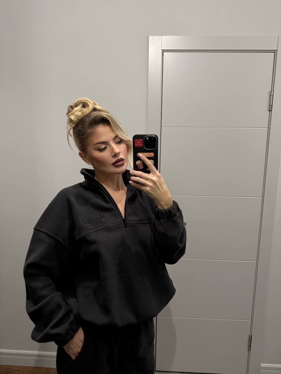 Таниша музыкальный менеджер, блогер в костюме maume