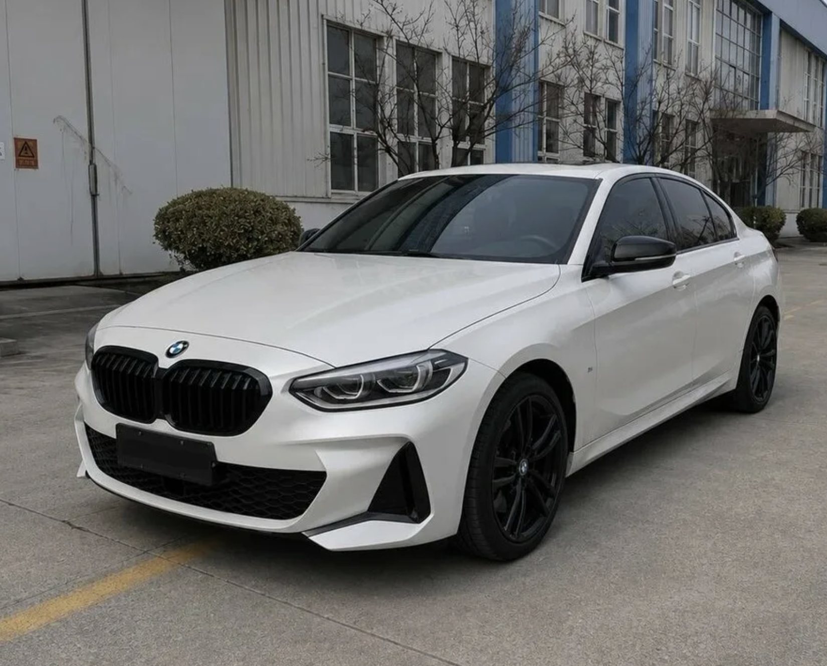 BMW 120i, вид сбоку — автомобиль под заказ из Китая