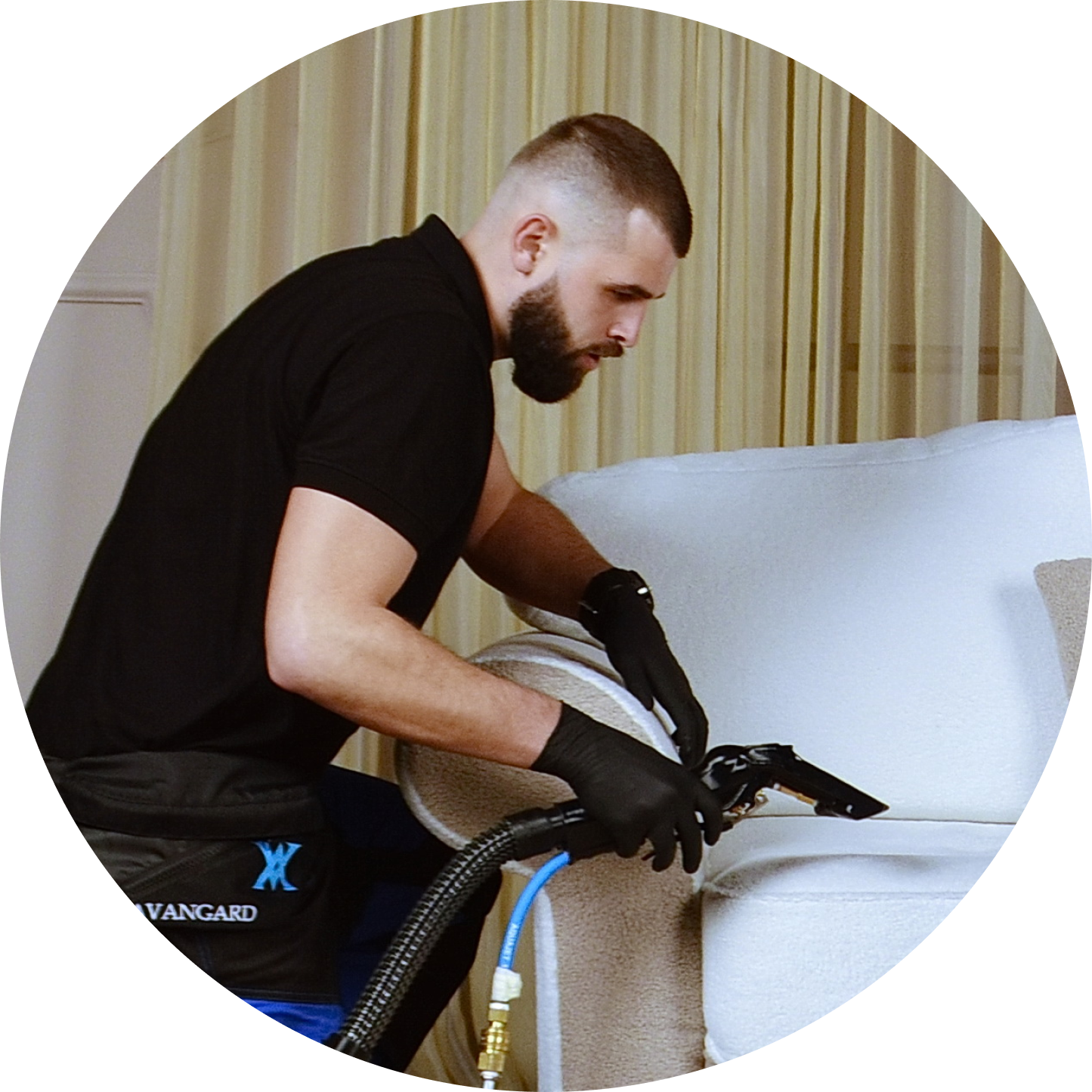 Команда Avangard-clean моет обивку дивана