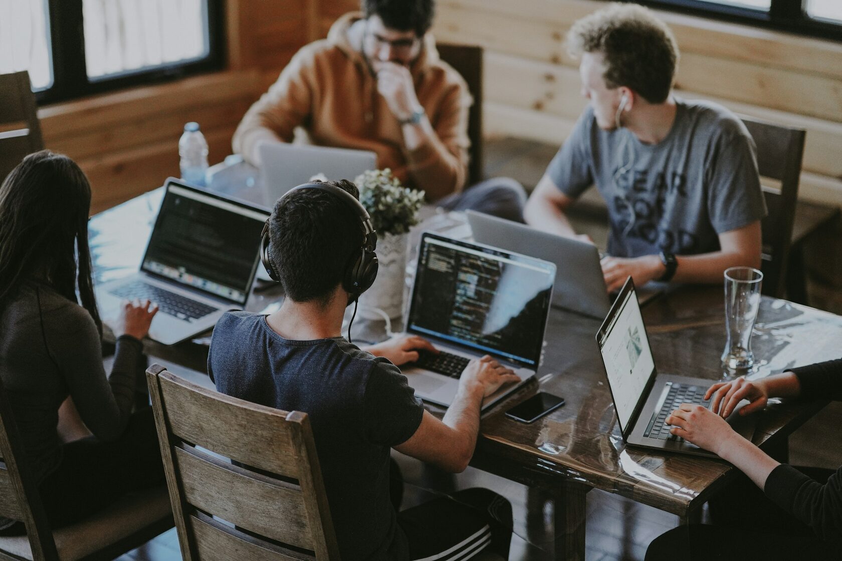 Команда обсуждает маркетинговую стратегию в офисе