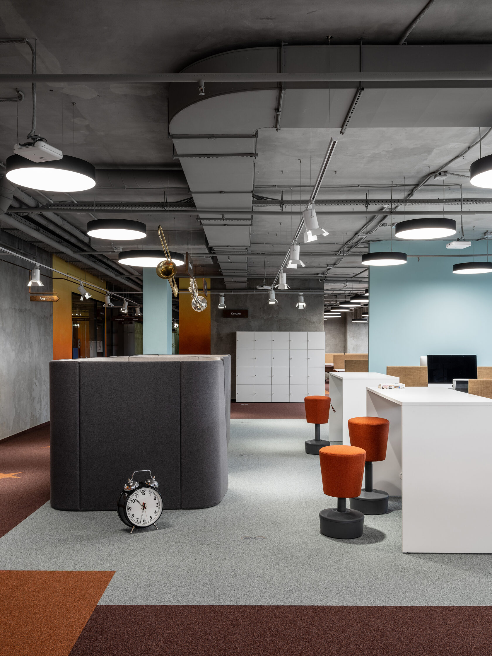 Рабочая обстановка. Рабочая атмосфера в офисе. Атмосфера офиса. Офис нью йорк. Зона отдыха в офисе.