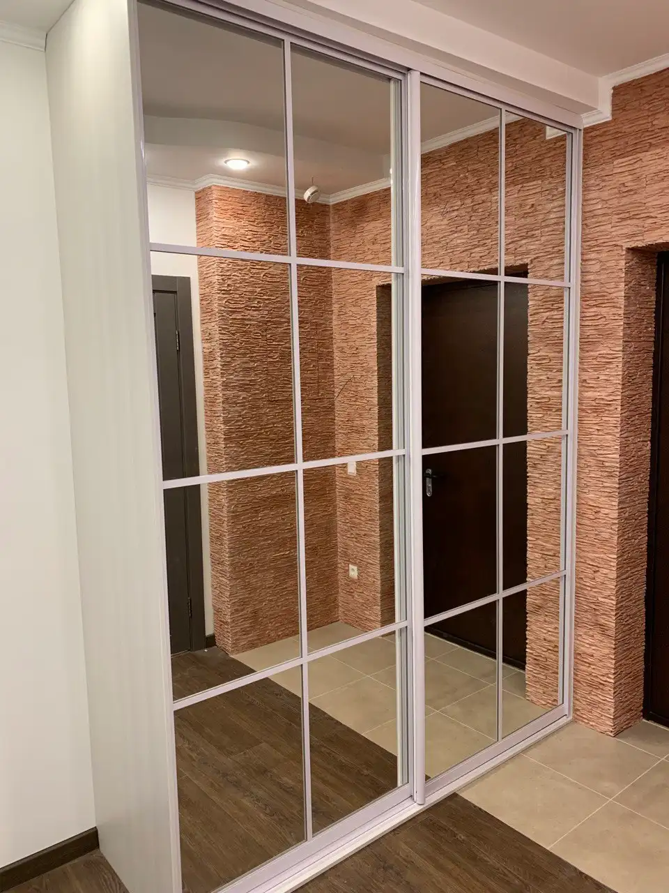 Шкаф-купе с зеркалом и внутренней подсветкой на заказ в Сургуте