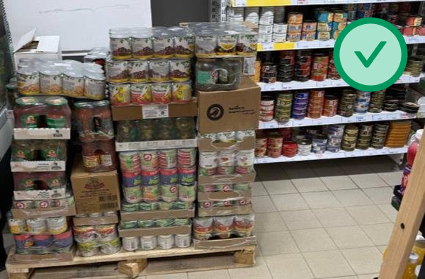 Товар аккуратно составлен на паллете, проход свободен