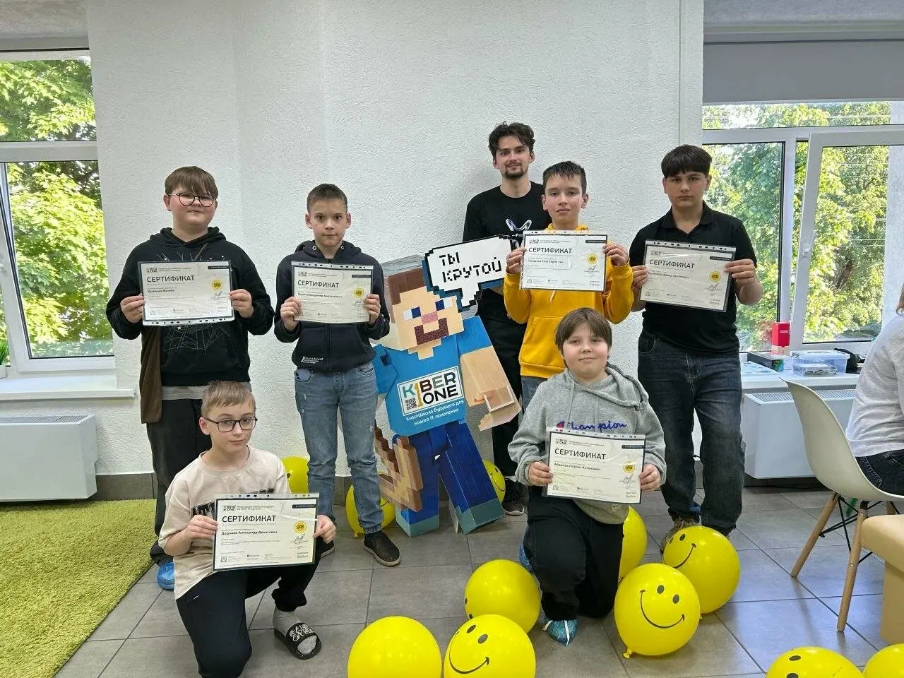 Группа учеников с сертификатами после защиты проектов