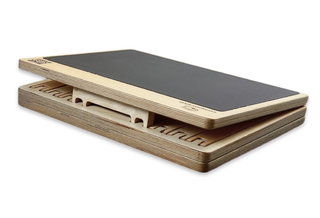 Тренажер наклонная платформа по виду напоминает доску под наклоном, из-за простоты его называют лавочкой, доской под наклоном или наклонной доской