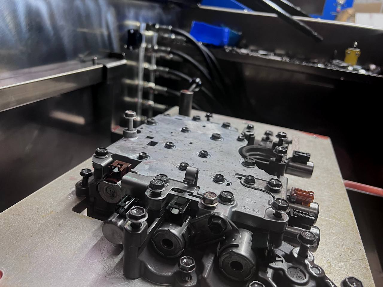 Что такое гидроблок АКПП? Как мы уже обсуждали, гидроблок — это один из ключевых элементов автоматической трансмиссии. Его можно сравнить с “мозгом” АКПП, поскольку он отвечает за: Распределение давления масла: Он направляет трансмиссионное масло под определенным давлением к.