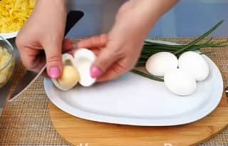 Приготовление салата с ананасом и ветчиной слоями: шаг 6