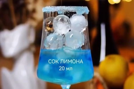 Приготовление алкогольного коктейля «Голубая лагуна» в домашних условиях: шаг 4