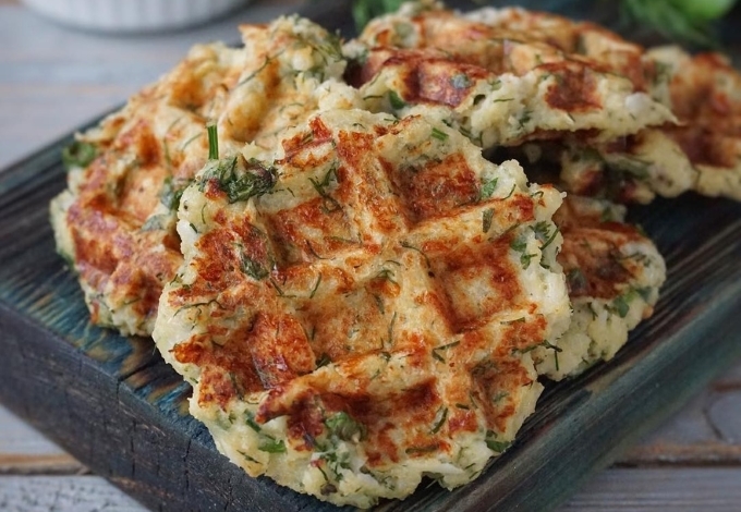 Вафли из цукини. Вафли из капусты в вафельнице. Капустные вафли. Вафли с цукини. Вафля с капустой.