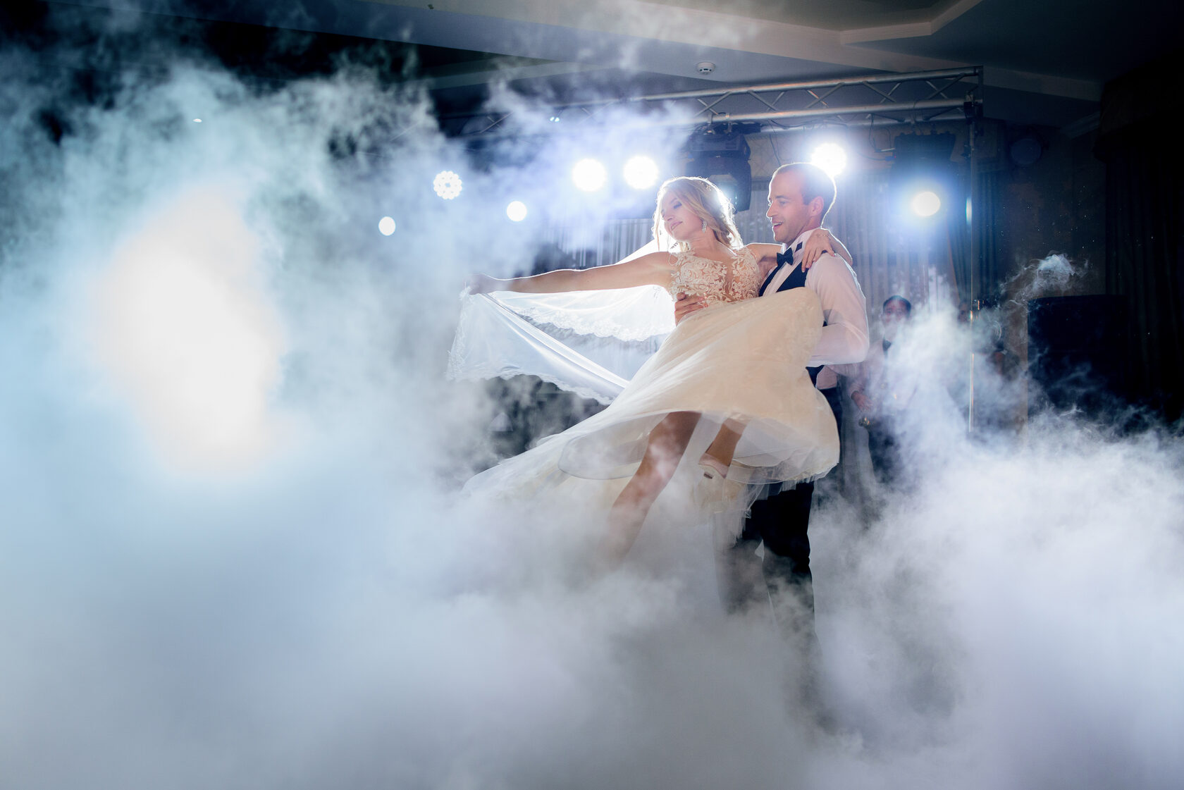 Тяжелый дым на свадьбу. Дым машина на свадьбе. Первый танец жениха и невесты тяжелый дым. Тяжелый туман на свадьбу. Песни для молодоженов на свадьбу первый танец