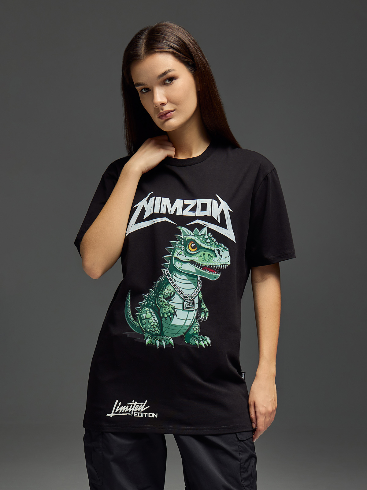 стильная футболка на девушке модели для бренда