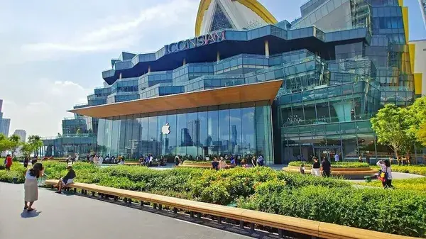 Зелёная терраса торгового центра ICONSIAM на берегу реки