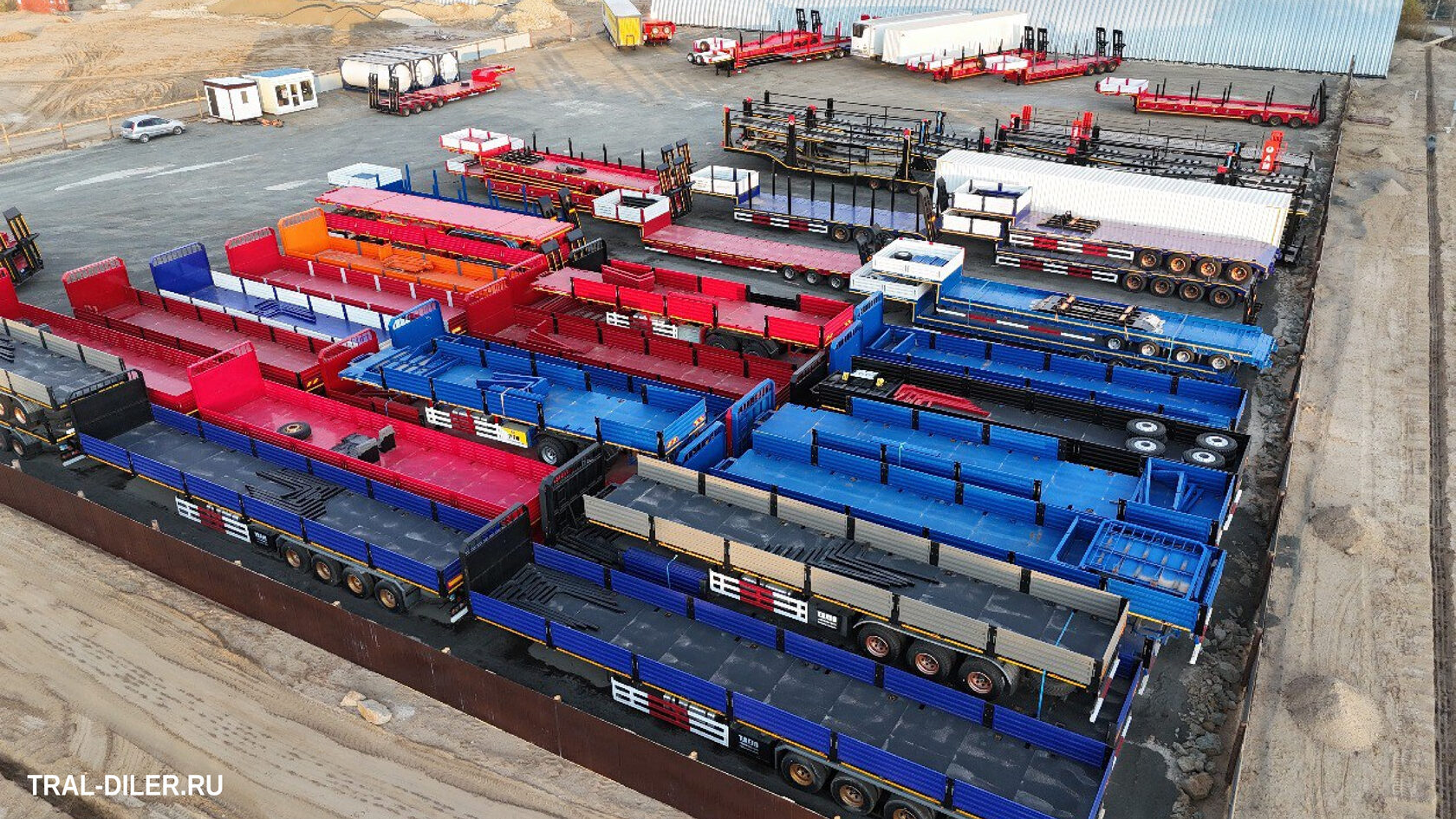 Тралы и полуприцепы на стоянке компании Трал Дилер