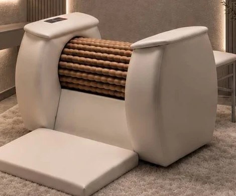 Роликовый массажёр BODY ROLL в кабинете с тёплой подсветкой