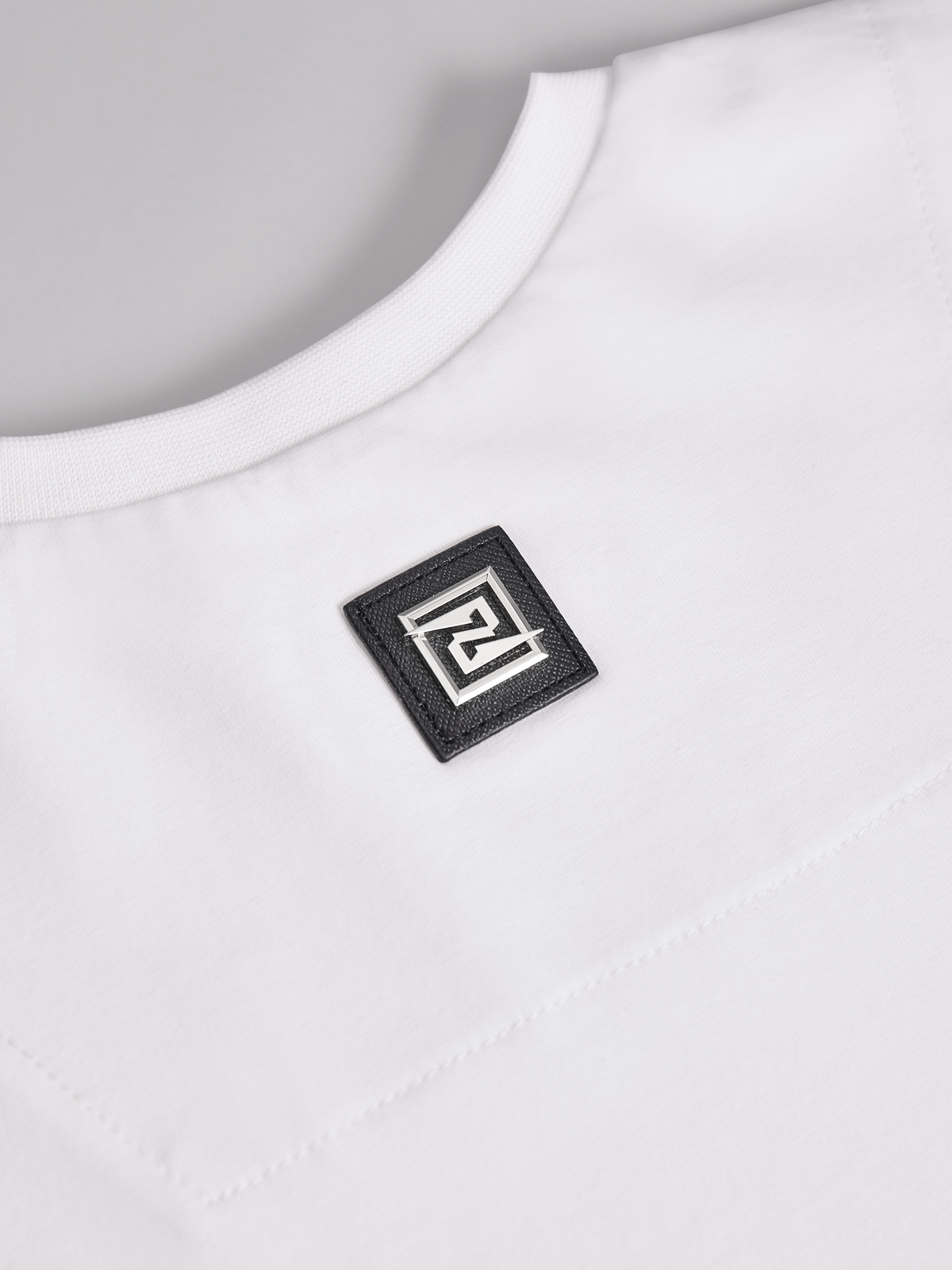 эмблема бренда на футболке