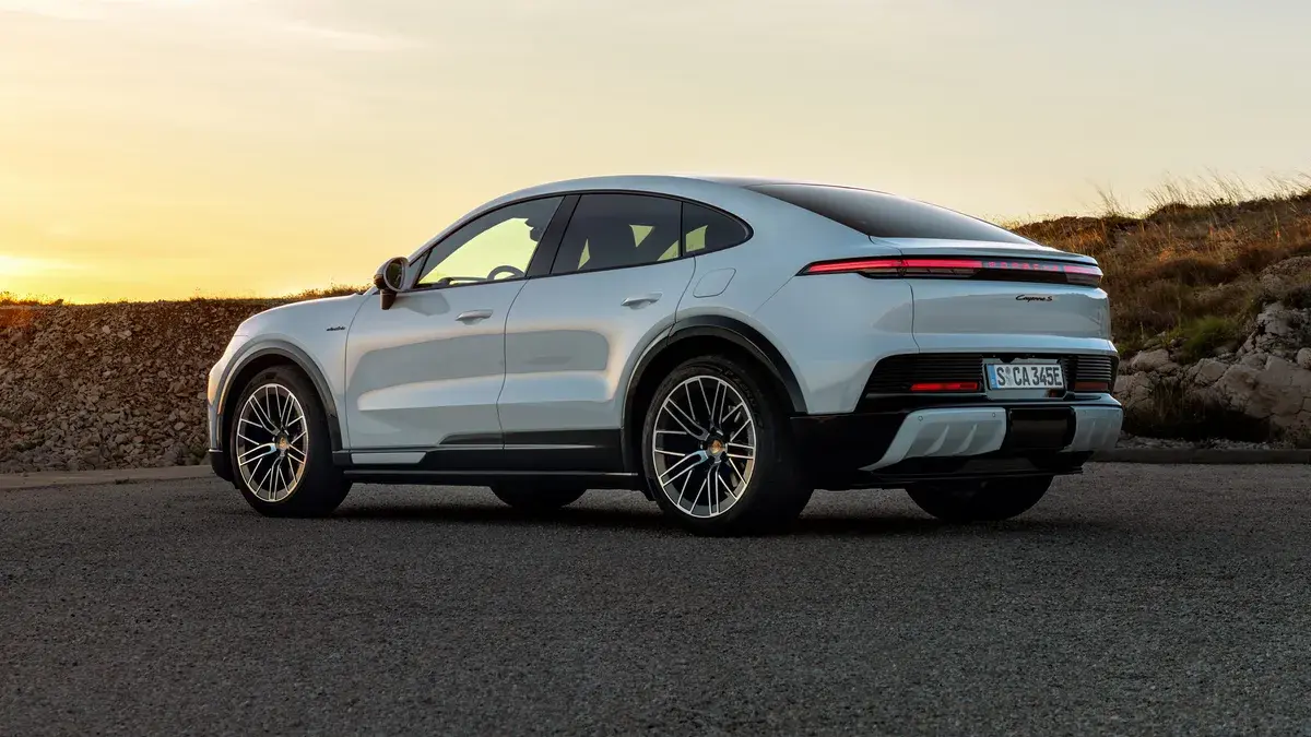 Porsche Cayenne S Coupé Electric, вид сбоку и сзади, иллюстрация производителя