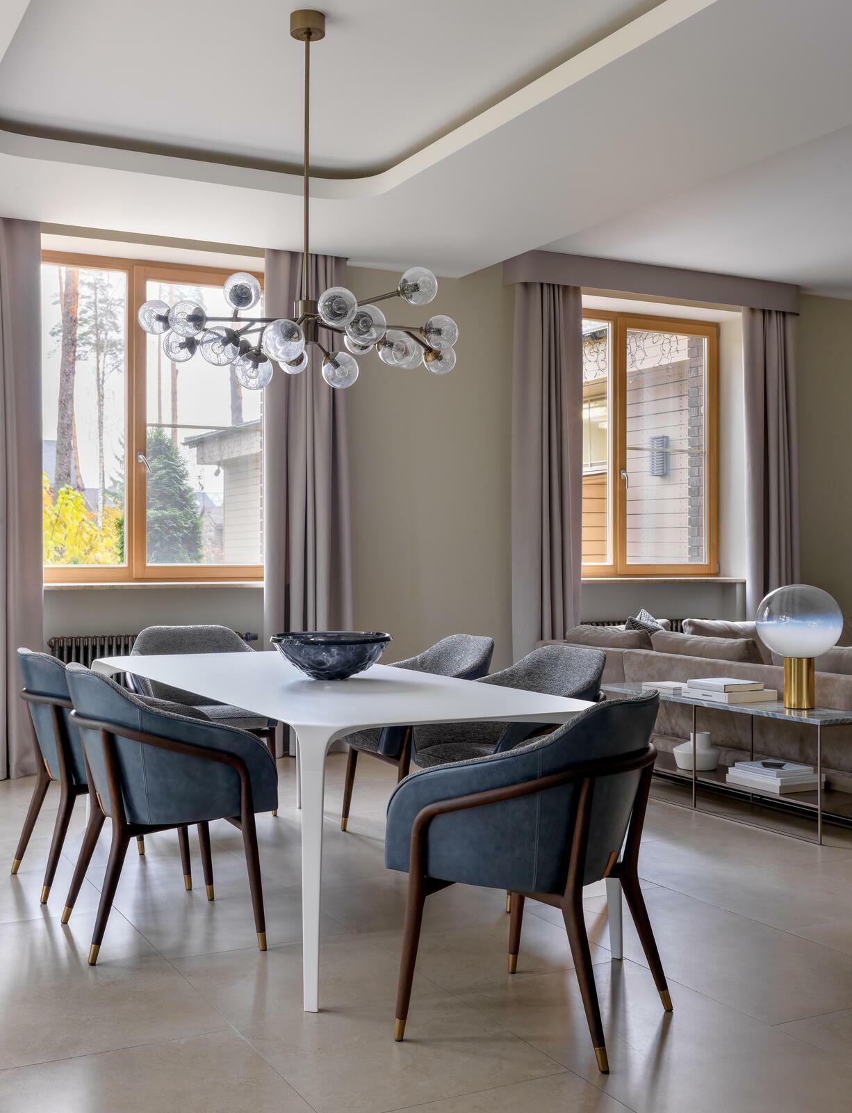 Стулья Ulivi, стол B&B Italia, светильник Arteriors, лампа Artemide в дизайн-проекте Екатерины Фёдоровой