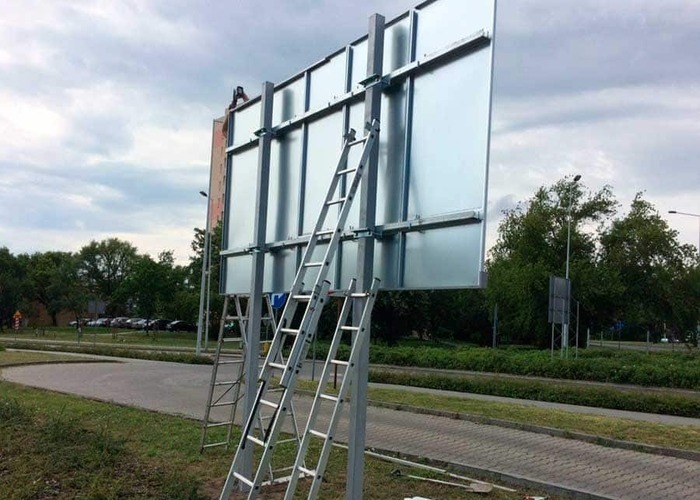 Металлокаркас с облицовочными панелями на опорах