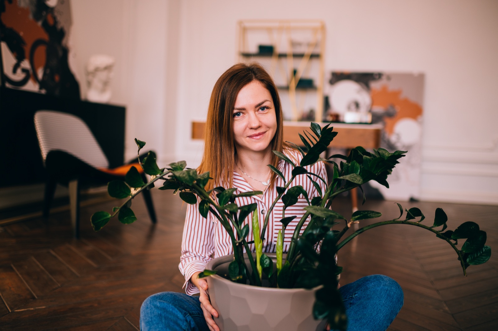 Ирина в уютном интерьере с комнатным растением
