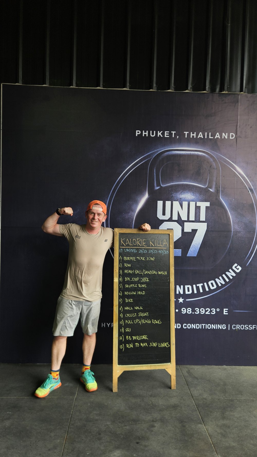 Павел Ростовцев у баннера Unit 27 на спортивной улице Пхукета