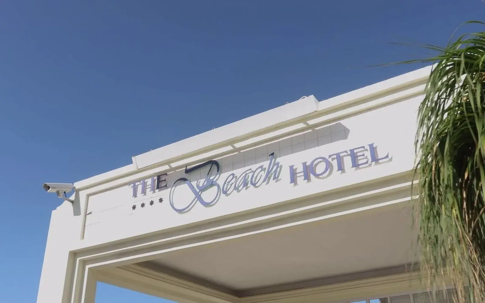 Вывеска The Beach Hotel над входом на фоне неба, Порт-Элизабет