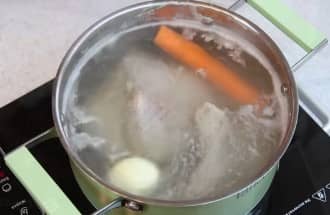 Приготовление «Ленинградского» рассольника с перловкой: шаг 2