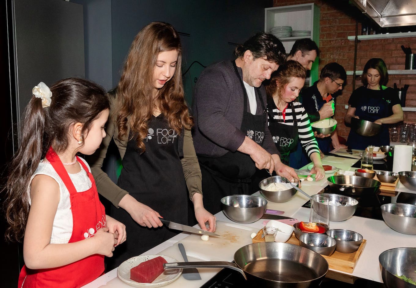 Дети и взрослые готовят вместе на семейном празднике в студии FoodLoft СПб