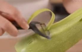 Приготовление оладий из кабачка и картофеля с сыром на сковороде: шаг 1