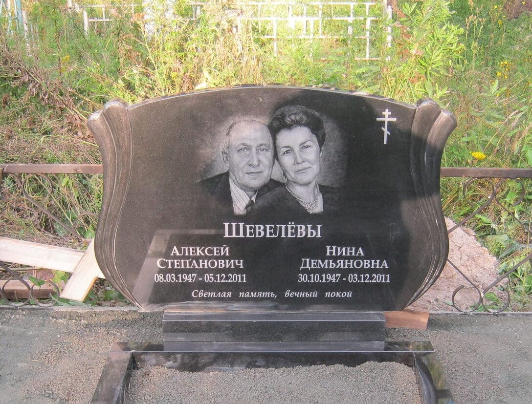 Памятник семейный из Китайского гранита с общим портретом и вырубной формой, размер