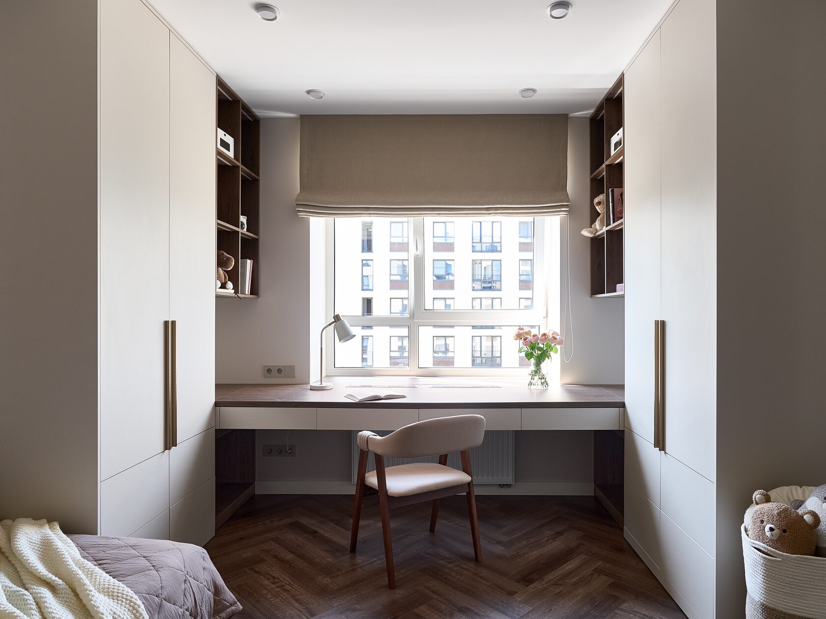 Два шкафа до потолка и рабочий стол у окна для двух детей — мебель Creative interiors, ЖК NewПитер