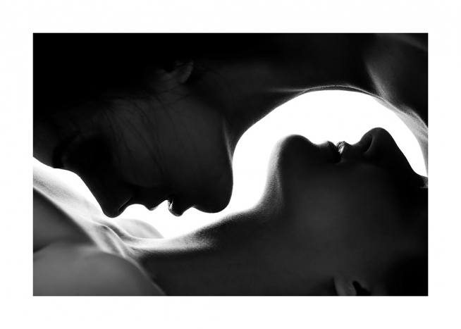 Фото Молодой человек страстно целует шею партнера