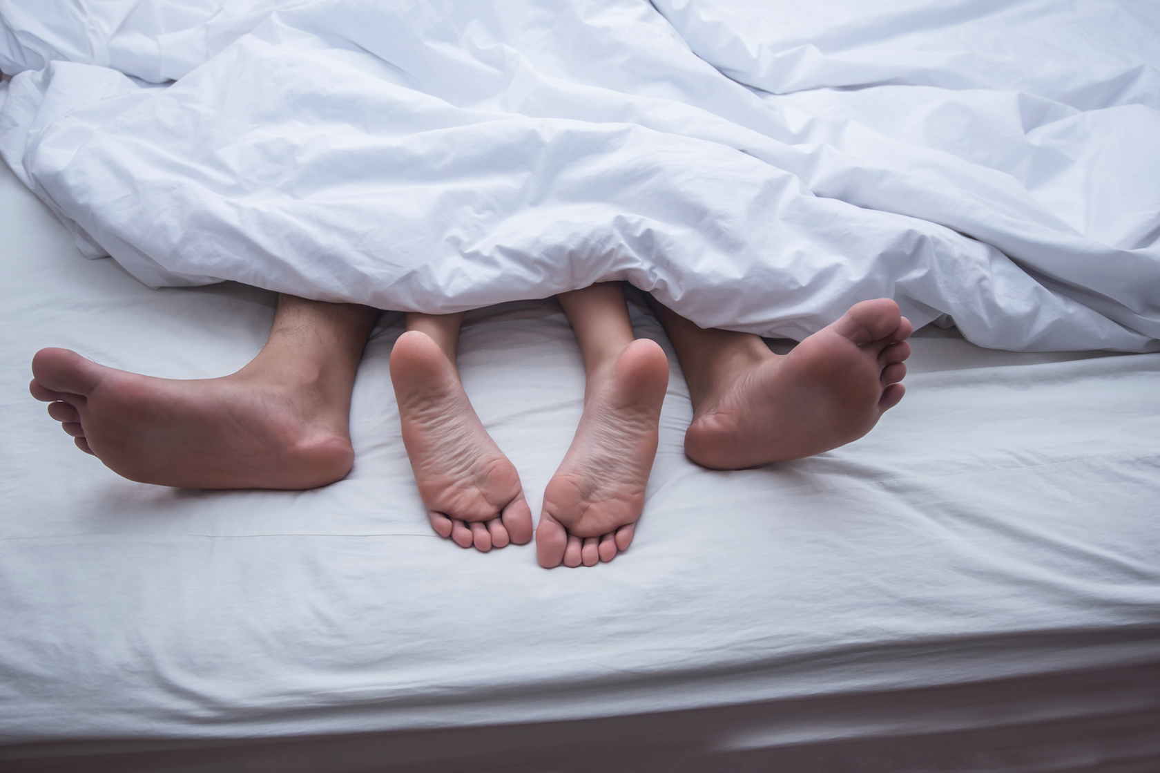 ноги мужчины и женщины торчат из под одеяла