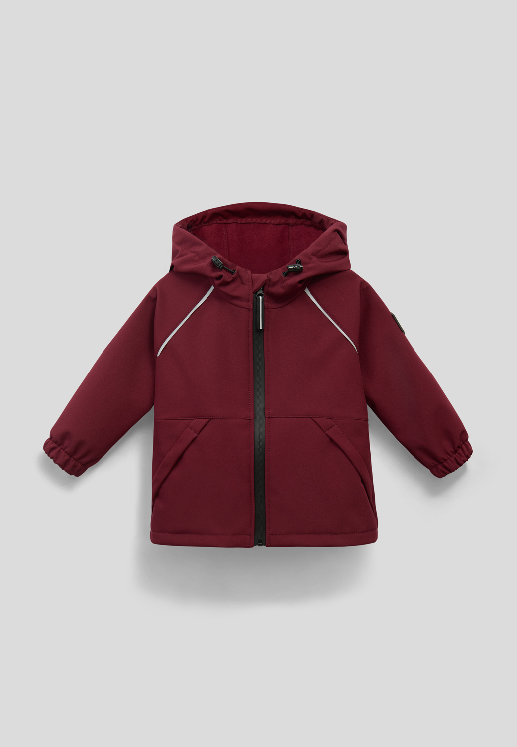 красная детская куртка парящая в воздухе