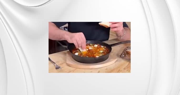 Приготовление шакшуки с мясом и фетой на сковороде: шаг 11