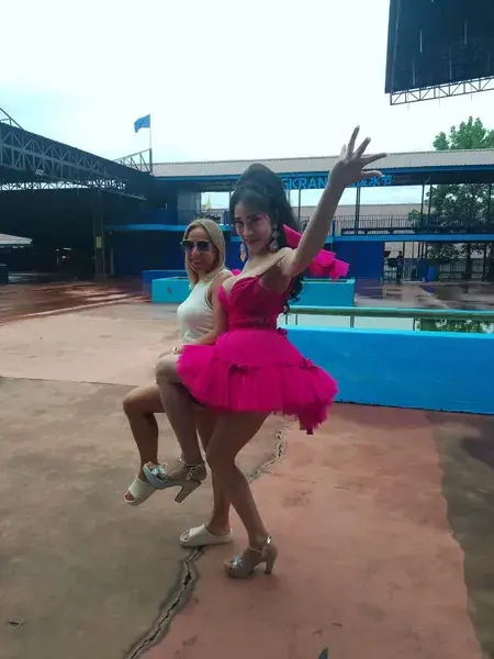 Артистка в розовом платье и туристка