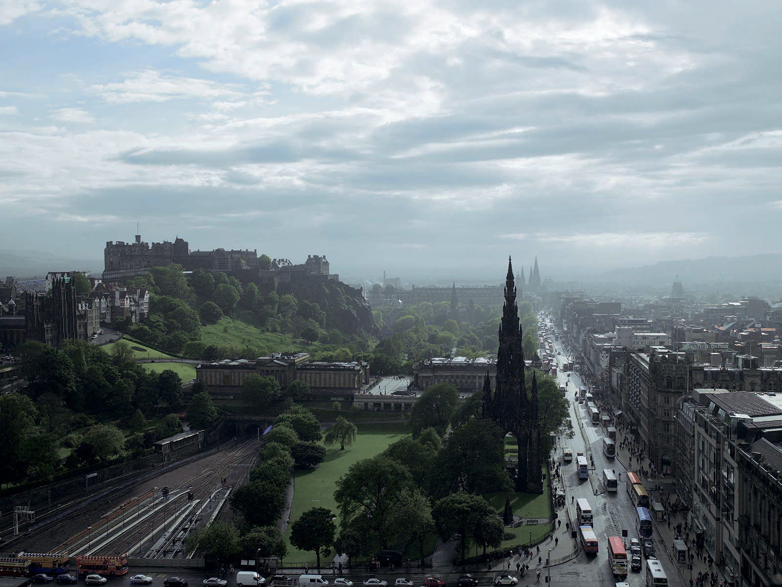 Each town. Шотландия Эдинбург дождь. Эдинбург Эстетика. Princes Street Эдинбург.