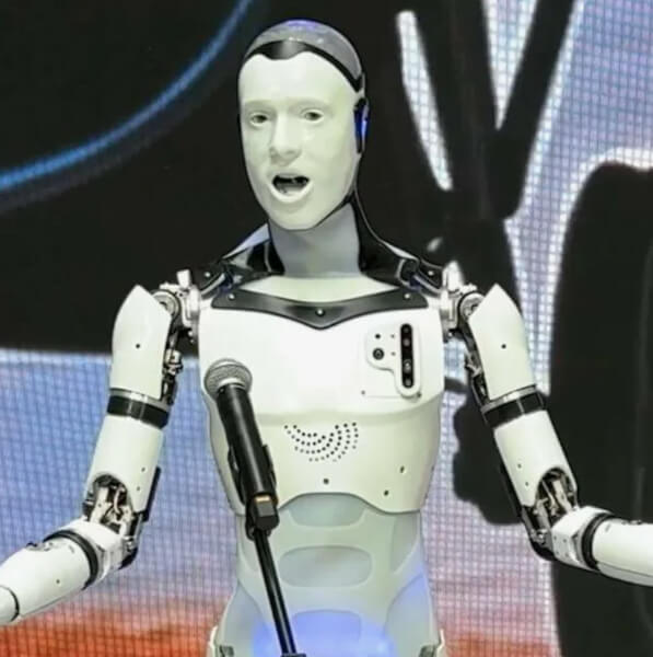 Реалистичное лицо робота Арди Promobot с мимикой удивления