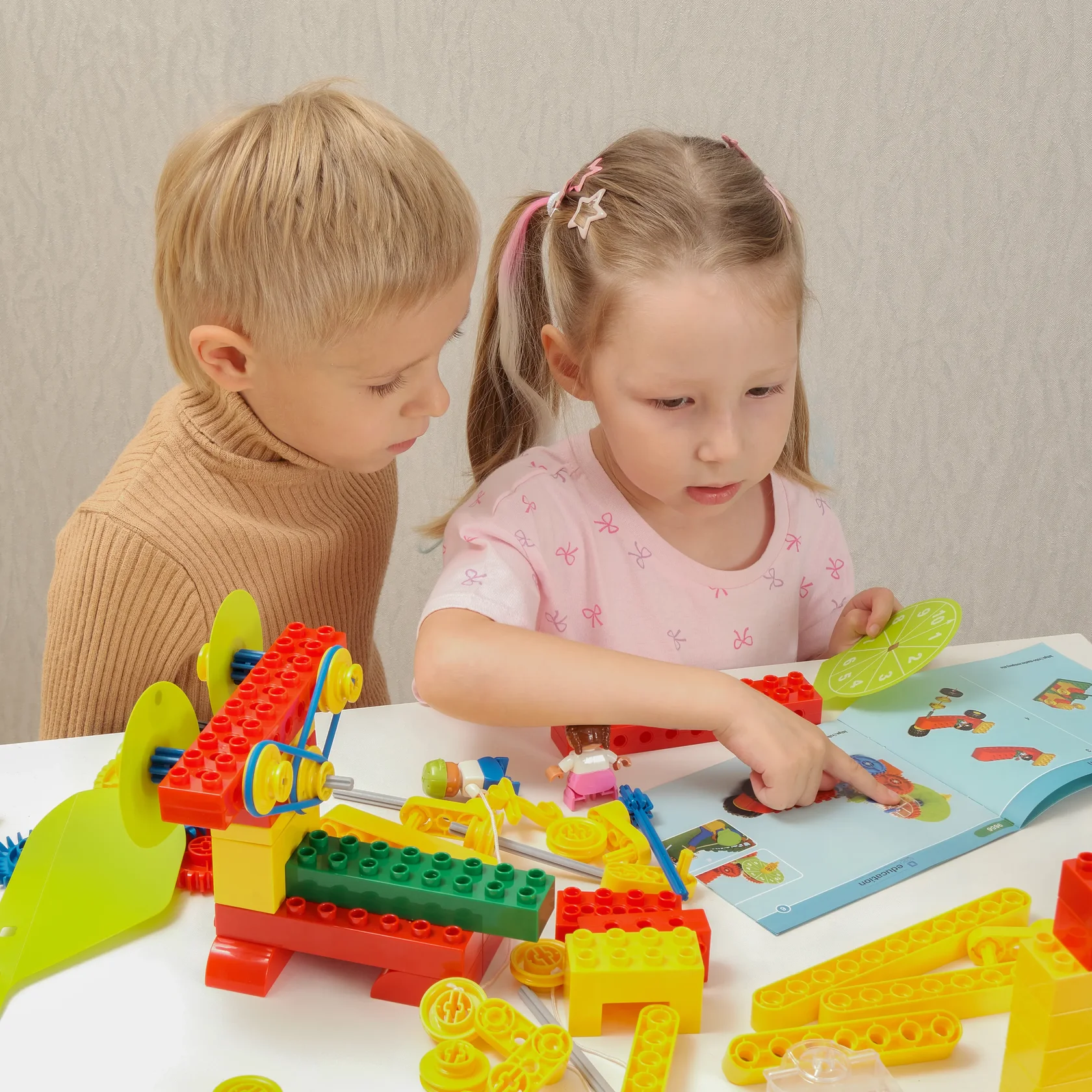 Съемка детских игрушек с детьми