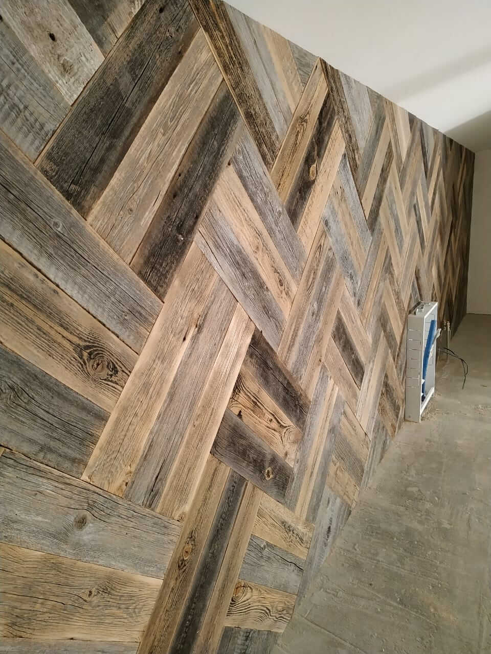 Люстра над столом