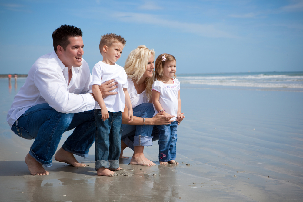 Фото семьи на море с двумя детьми