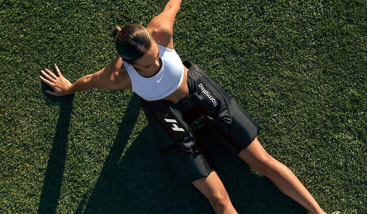 Спортсмен использует систему Normatec после интенсивной тренировки