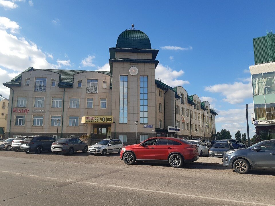 Здание на проспекте Мусы Джалиля, 79а, где находится школа Скайпрог, вход №3 со стороны набережной