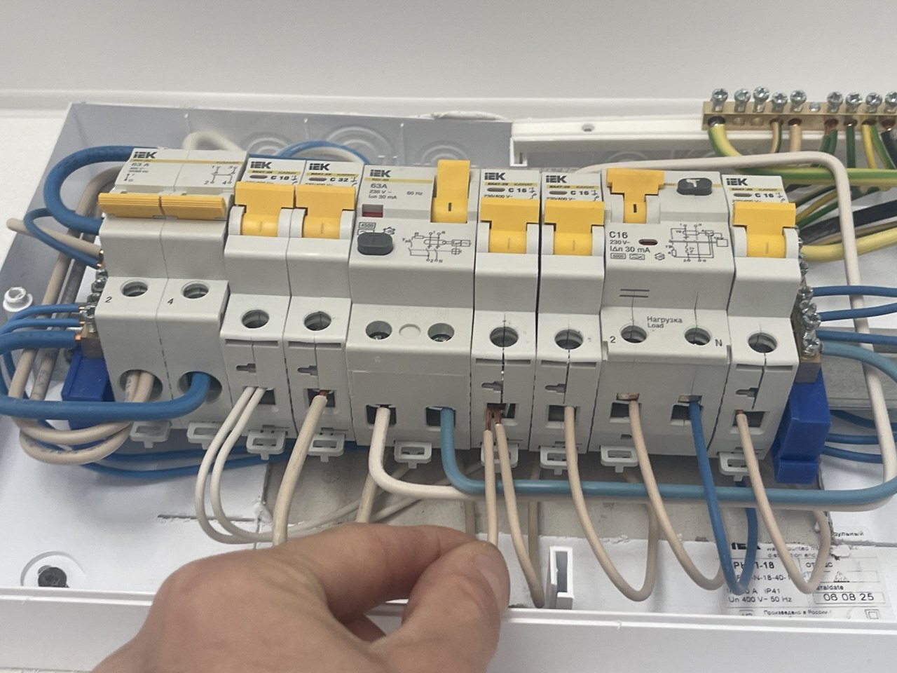 Не затянуты жилы в автомате электро-щитка