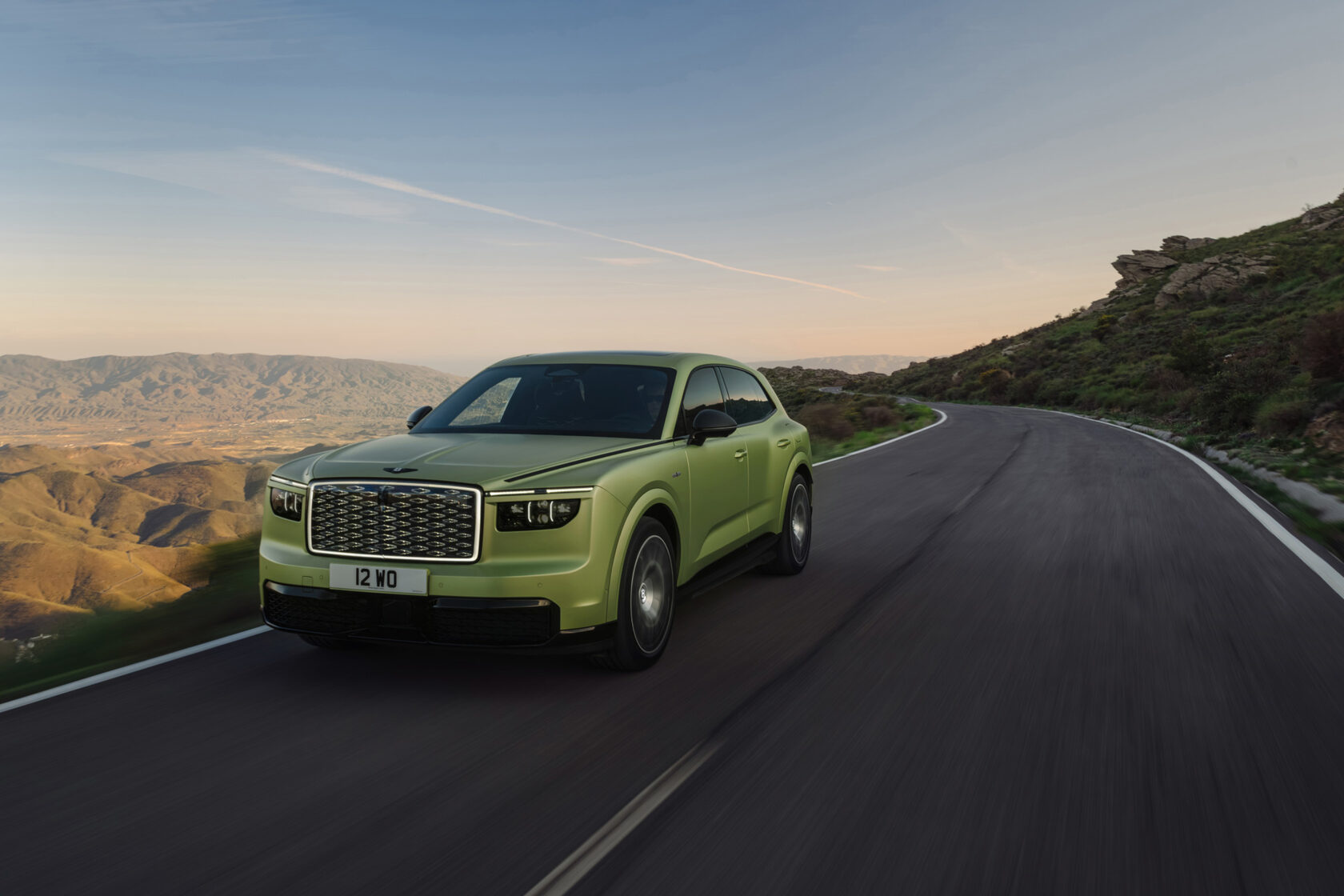 Bentley Torcal в цвете Astral на горной дороге