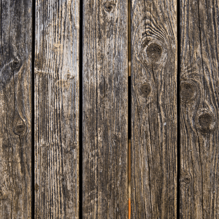 Es ist ein Zaunausschnitt aus Holz zu sehen