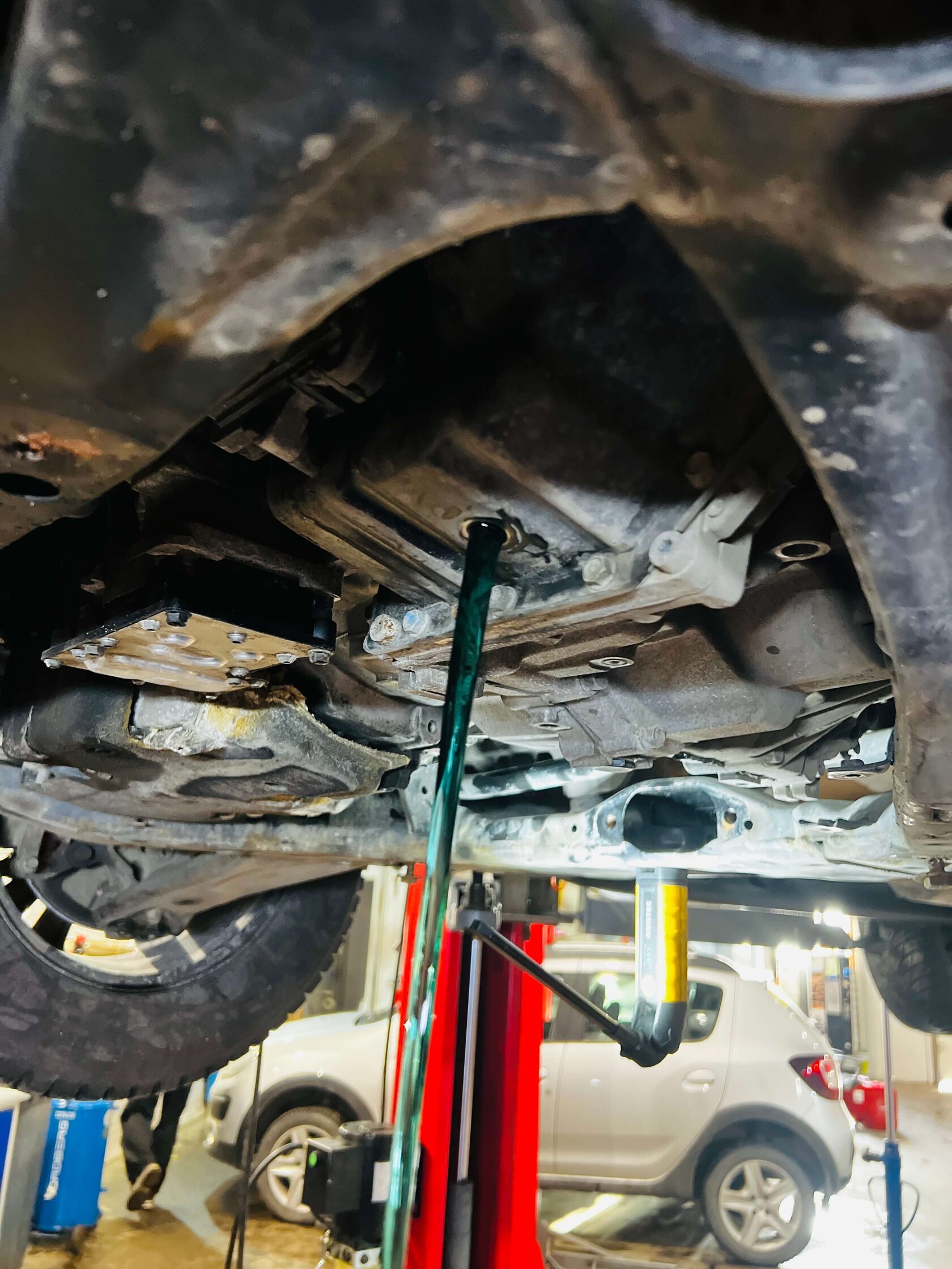 Слив старого масла с гидравлической части