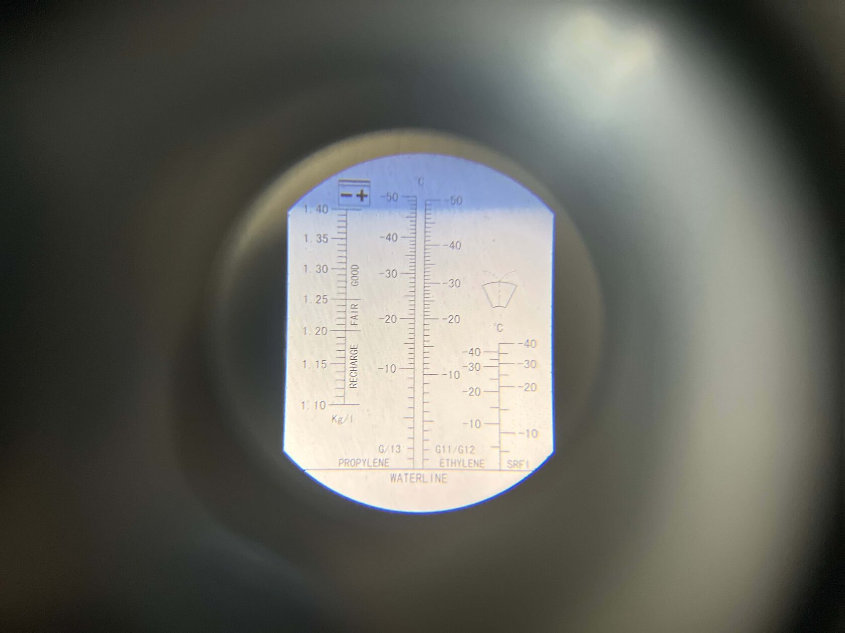 Перед началом работ проверяем рефрактометром состояние антифриза на Infiniti JX35