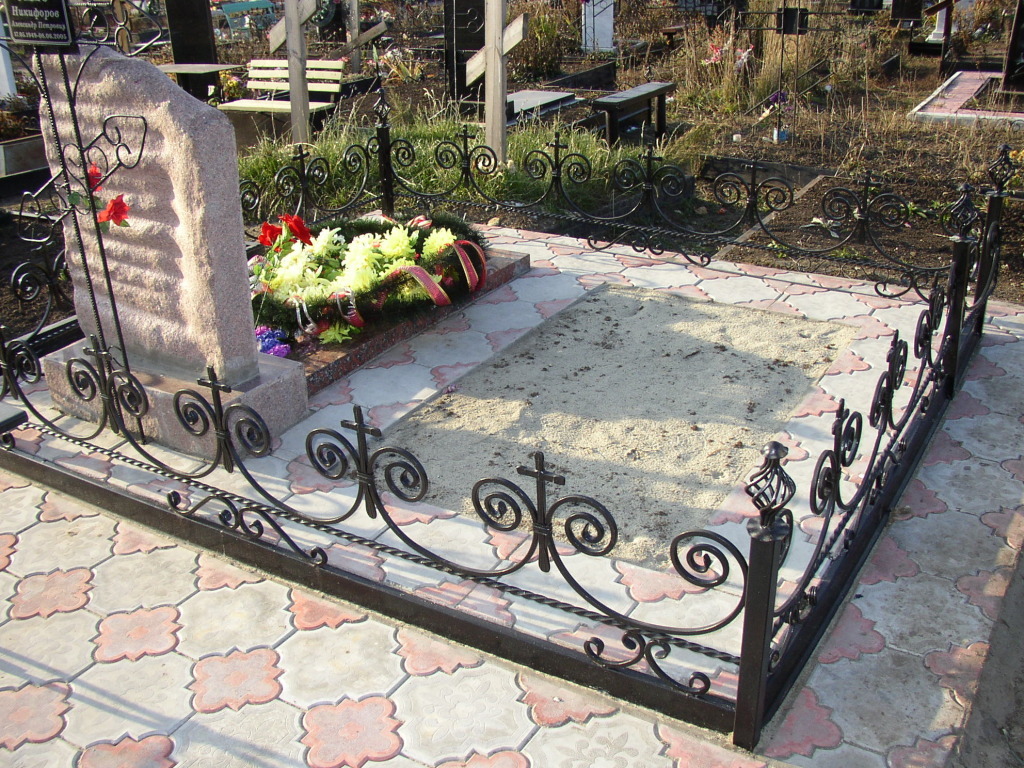 Памятники оградки на могилу. Ограда на могилу. Ограждение кладбища. Могильные ограды. Красивые ограждения для могил.