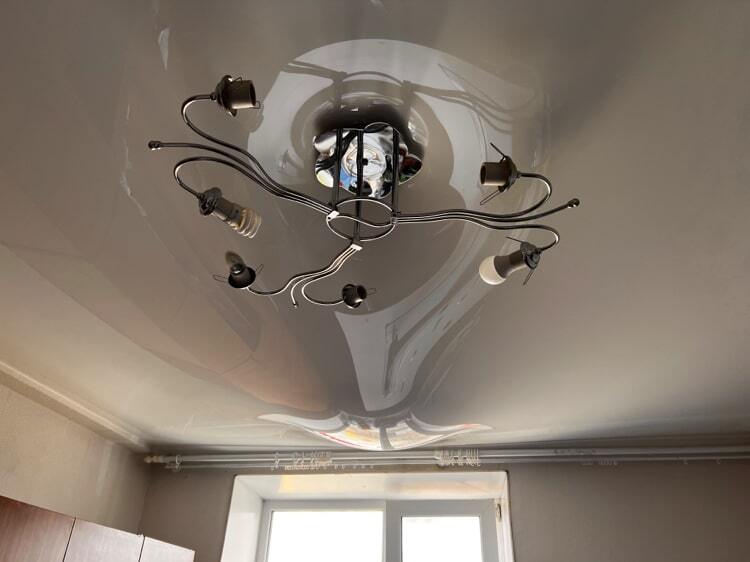 Пример аккуратного слива воды с натяжного потолка