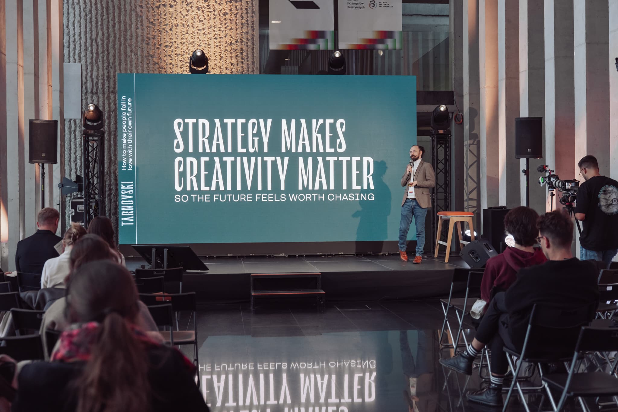 Prezentarea lui Andrei Tarnovski despre importanța strategiei de marketing înaintea deciziilor creative, la EastCreative Conference, în Lublin, Polonia